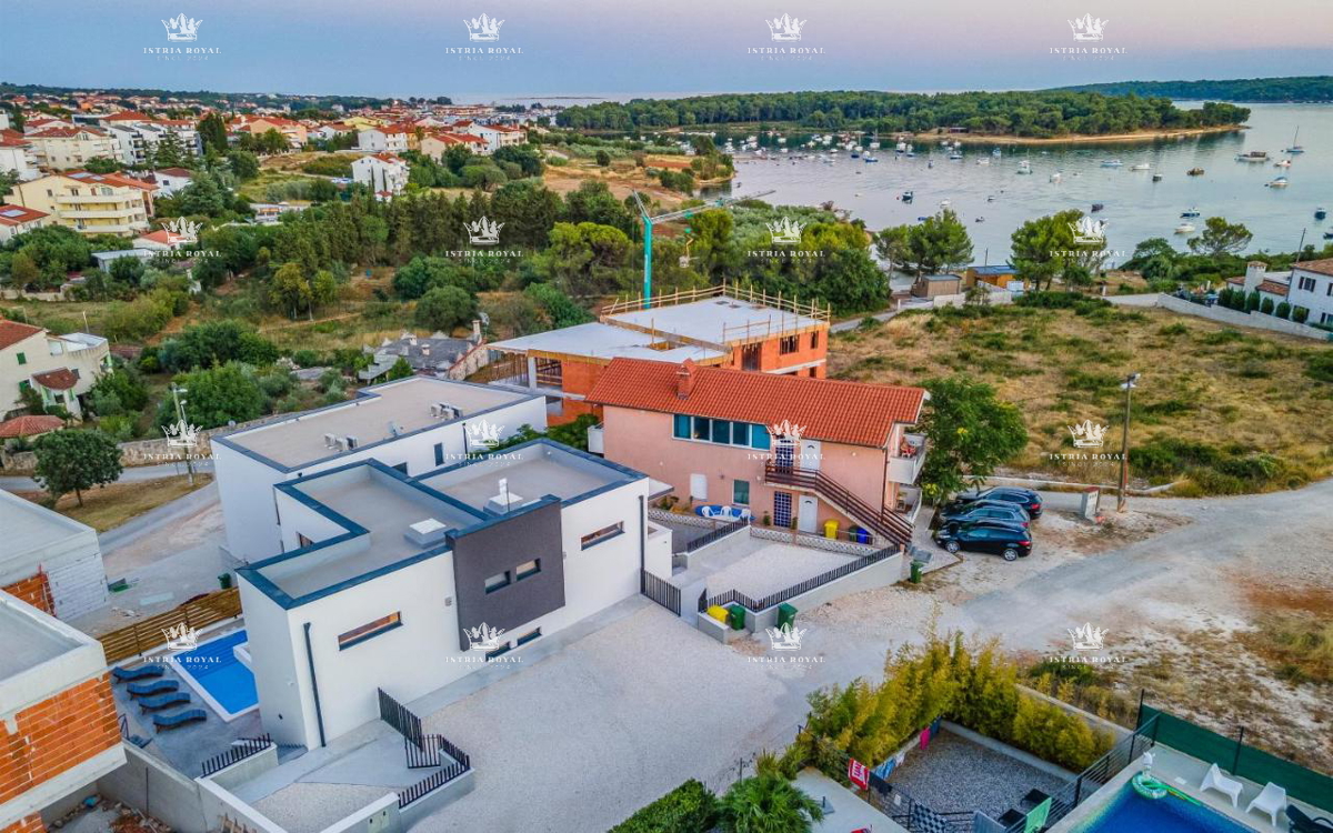 Luksuzna vila z bazenom za prodajo v Medulinu – 200 m od morja, dvostambena enota!