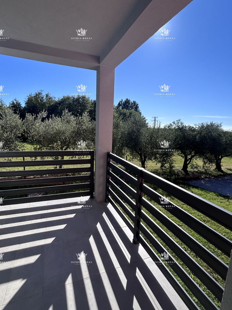 Istra, Brtonigla, 2SS+DB, stanovanje 84 m2, novogradnja, terasa, dve parkirni mesti, dvorišče 200 m2