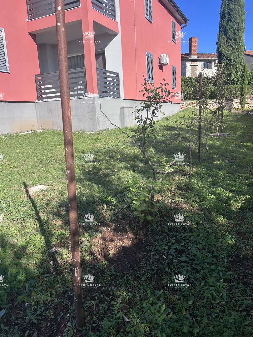 Istra, Brtonigla, 2SS+DB, stanovanje 84 m2, novogradnja, terasa, dve parkirni mesti, dvorišče 200 m2