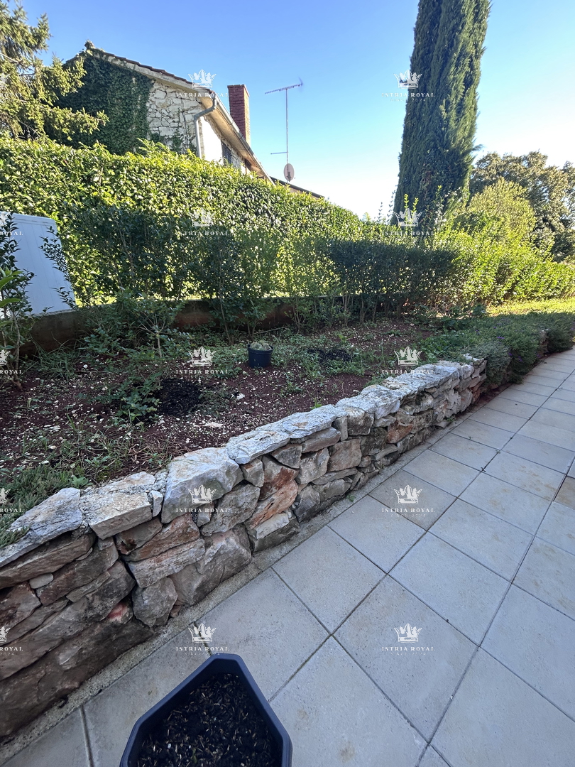 Istra, Brtonigla, 2SS+DB, stanovanje 84 m2, novogradnja, terasa, dve parkirni mesti, dvorišče 200 m2