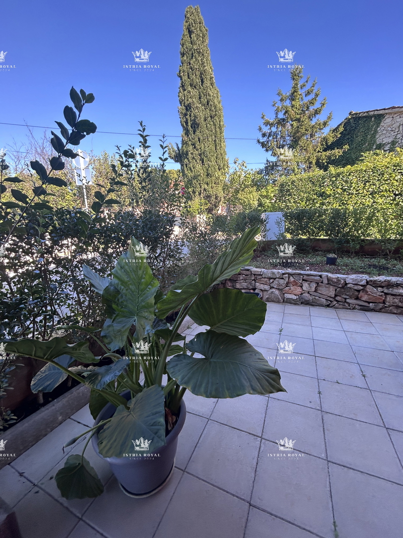 Istra, Brtonigla, 2SS+DB, stanovanje 84 m2, novogradnja, terasa, dve parkirni mesti, dvorišče 200 m2