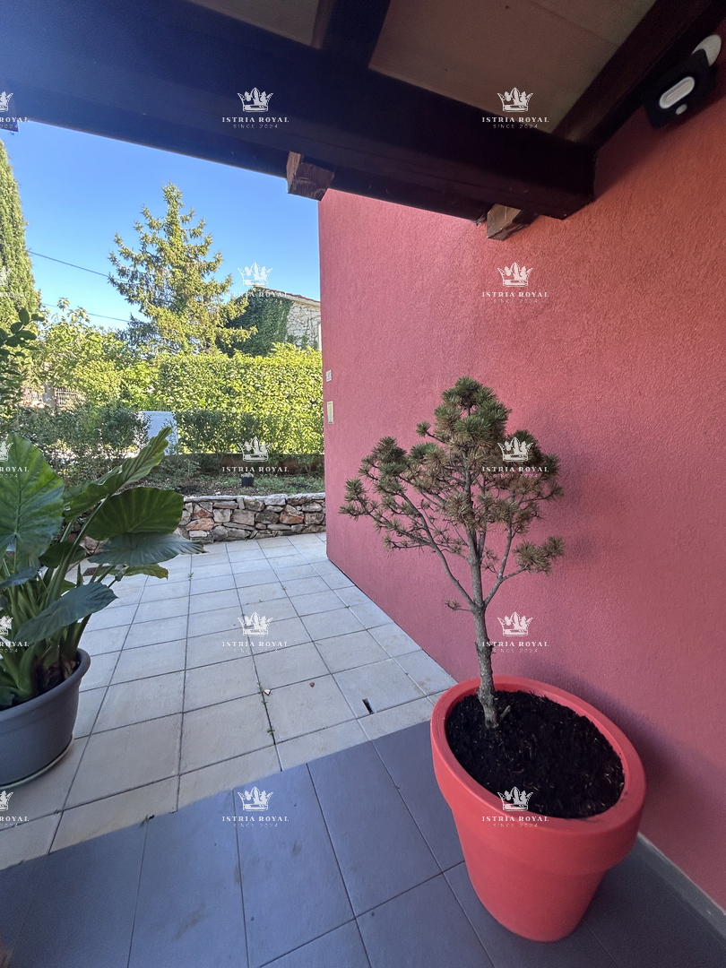 Istra, Brtonigla, 2SS+DB, stanovanje 84 m2, novogradnja, terasa, dve parkirni mesti, dvorišče 200 m2