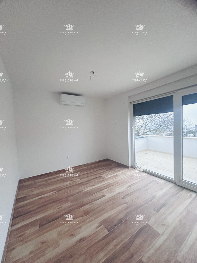 Istra, Novigrad, stanovanje 65 m2, dve terasi, 2SS+DB, pogled na morje, parkirišče