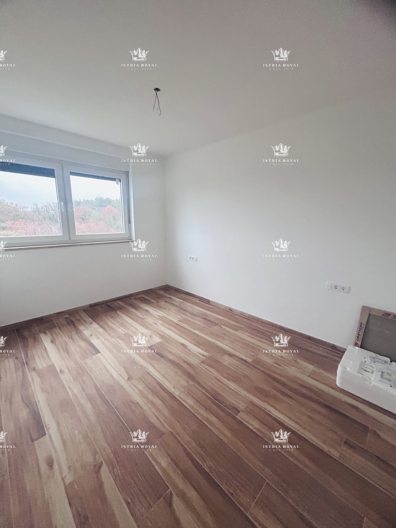 Istra, Novigrad, stanovanje 65 m2, dve terasi, 2SS+DB, pogled na morje, parkirišče