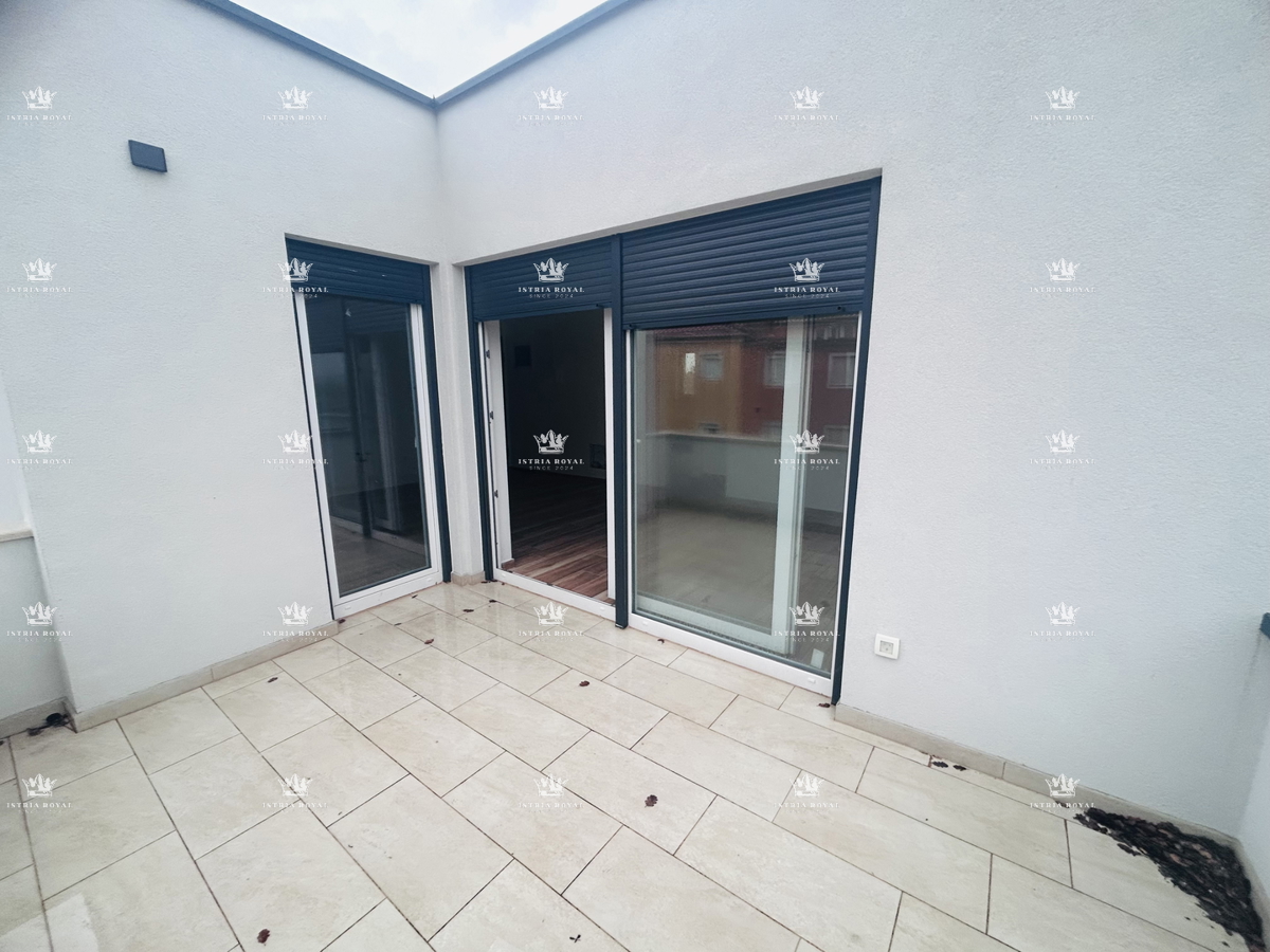 Istra, Novigrad, stanovanje 65 m2, dve terasi, 2SS+DB, pogled na morje, parkirišče