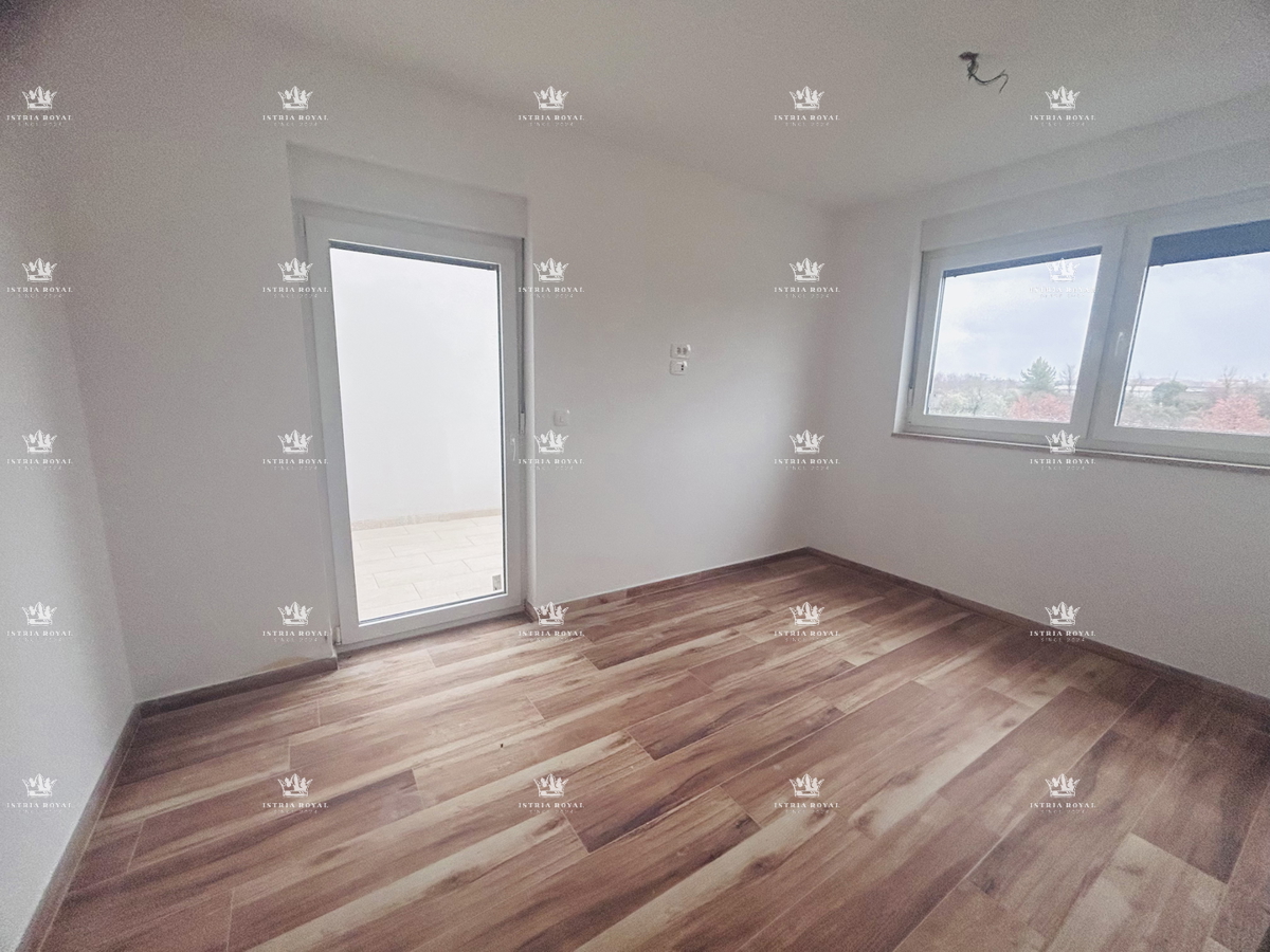 Istra, Novigrad, stanovanje 65 m2, dve terasi, 2SS+DB, pogled na morje, parkirišče