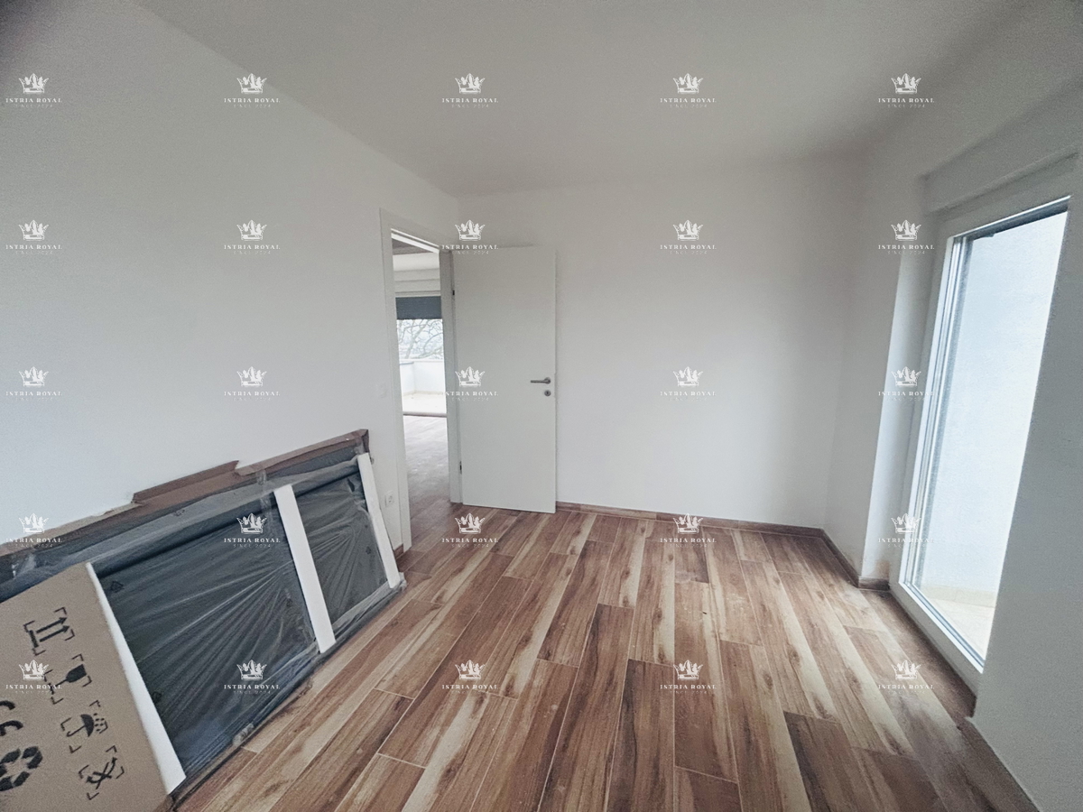 Istra, Novigrad, stanovanje 65 m2, dve terasi, 2SS+DB, pogled na morje, parkirišče