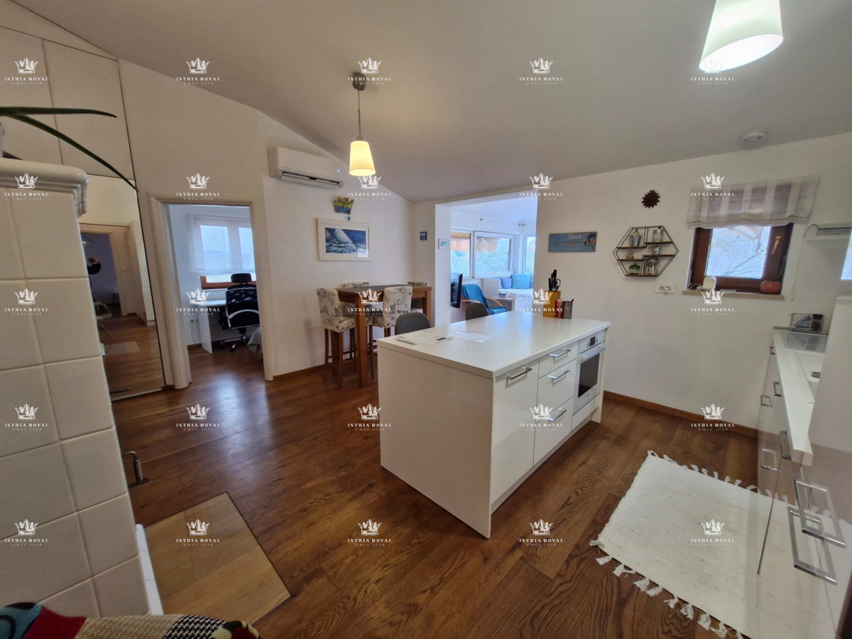 Stanovanje z 2 spalnicama v Štinjanu, 950 m od morja, vrt + kamin