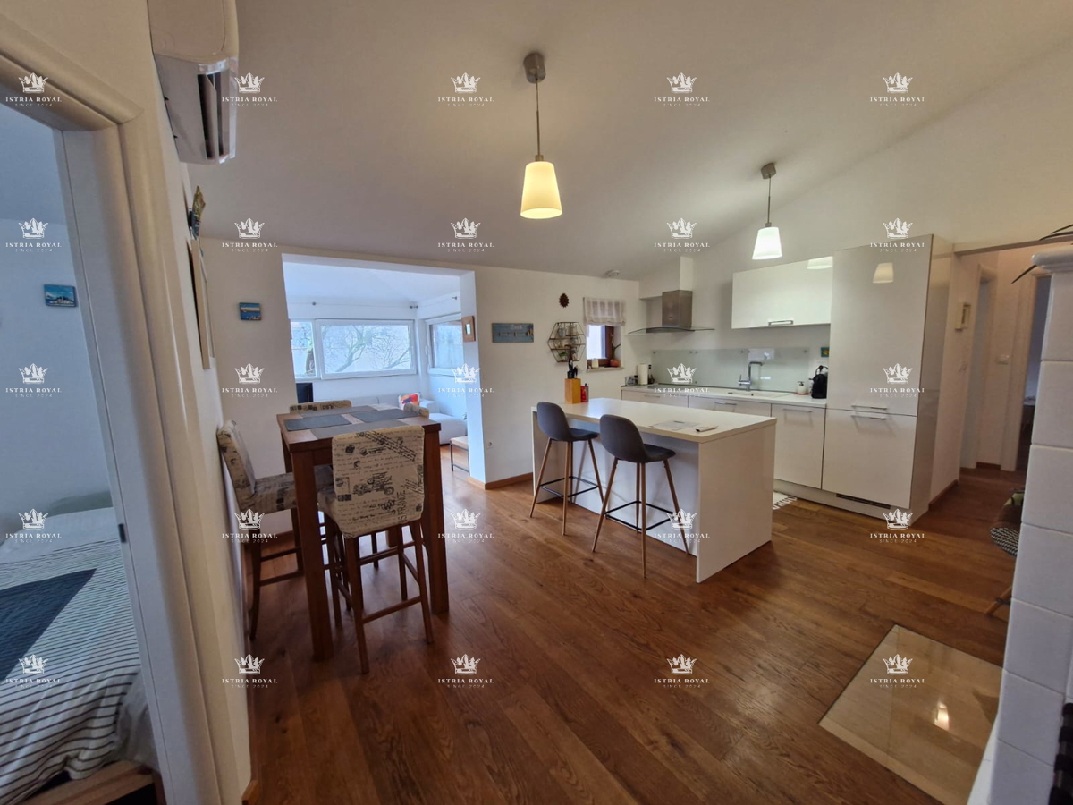 Stanovanje z 2 spalnicama v Štinjanu, 950 m od morja, vrt + kamin