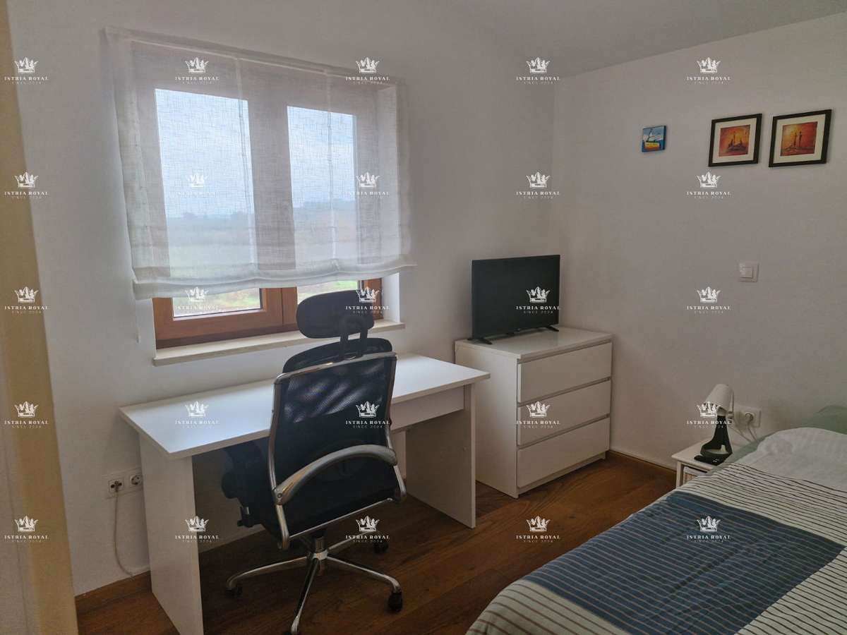 Stanovanje z 2 spalnicama v Štinjanu, 950 m od morja, vrt + kamin