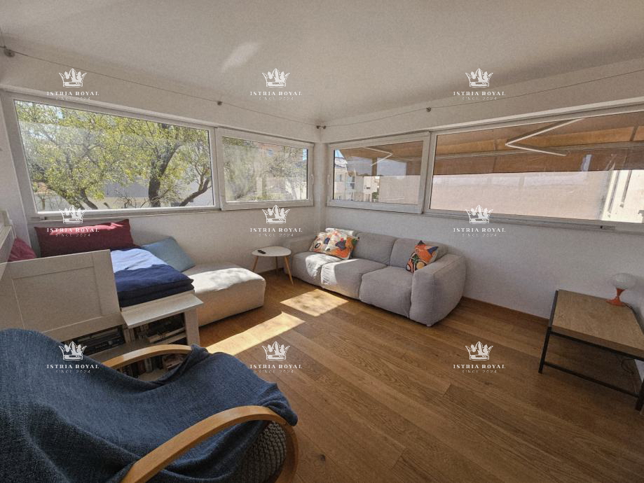 Stanovanje z 2 spalnicama v Štinjanu, 950 m od morja, vrt + kamin