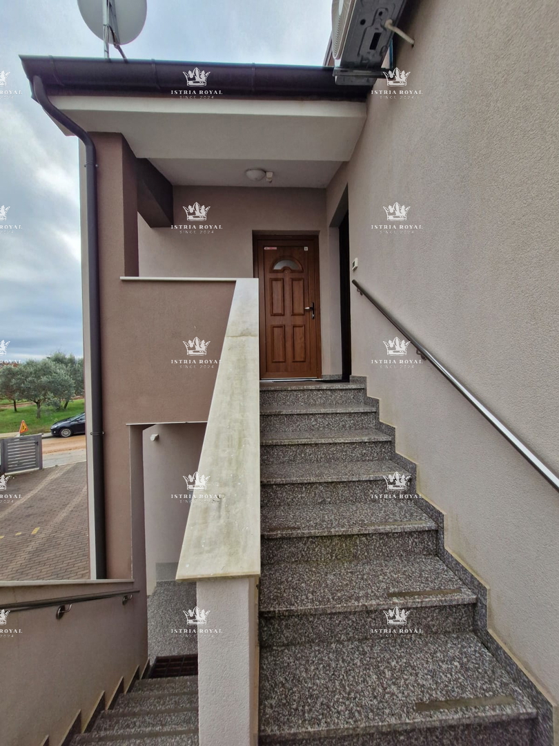 Stanovanje z 2 spalnicama v Štinjanu, 950 m od morja, vrt + kamin