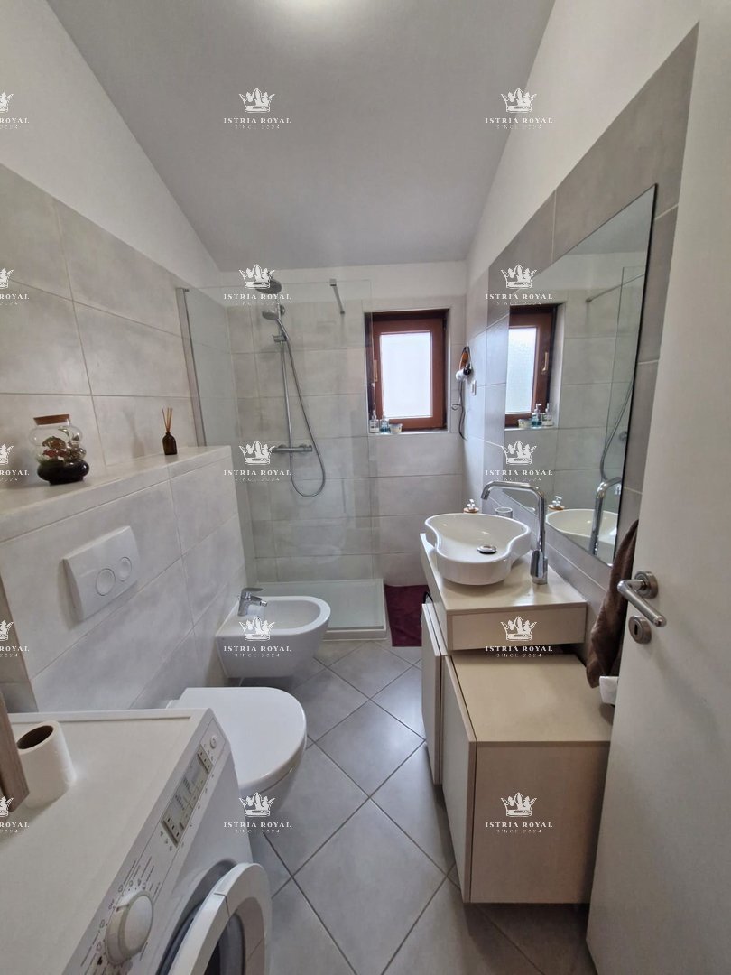 Stanovanje z 2 spalnicama v Štinjanu, 950 m od morja, vrt + kamin