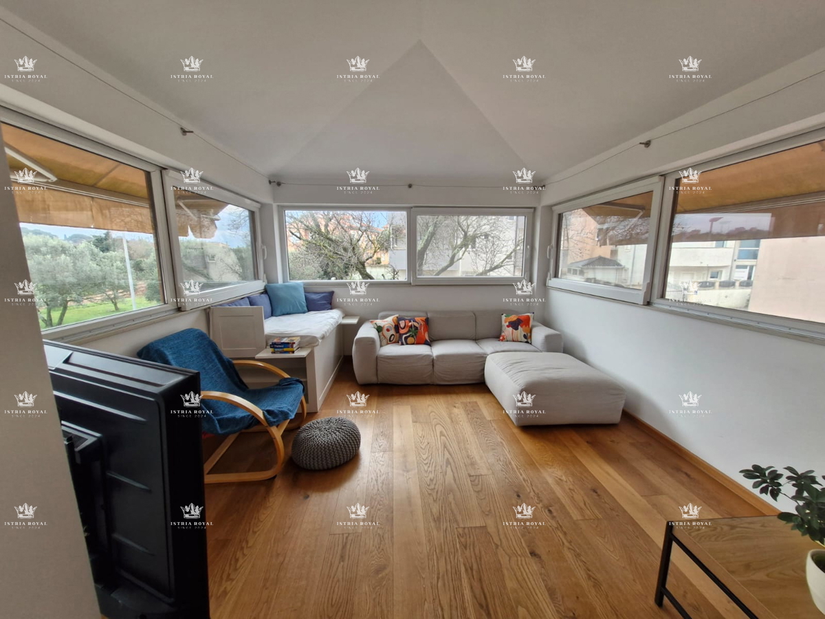 Stanovanje z 2 spalnicama v Štinjanu, 950 m od morja, vrt + kamin