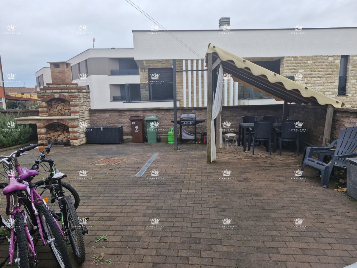 Stanovanje z 2 spalnicama v Štinjanu, 950 m od morja, vrt + kamin