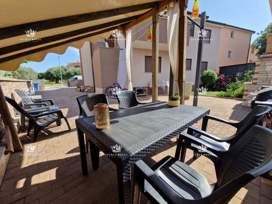 Stanovanje z 2 spalnicama v Štinjanu, 950 m od morja, vrt + kamin