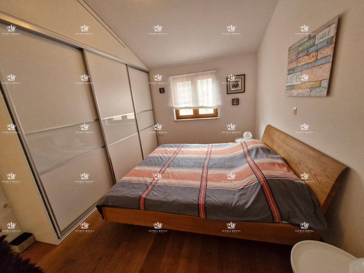 Stanovanje z 2 spalnicama v Štinjanu, 950 m od morja, vrt + kamin