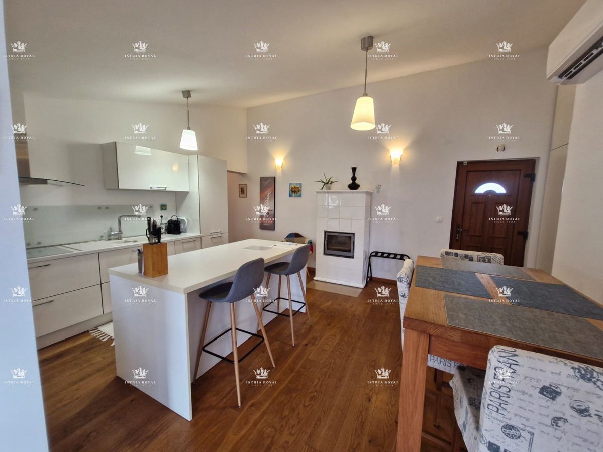 Stanovanje z 2 spalnicama v Štinjanu, 950 m od morja, vrt + kamin