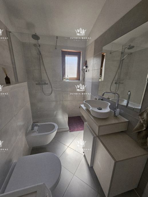 Stanovanje z 2 spalnicama v Štinjanu, 950 m od morja, vrt + kamin