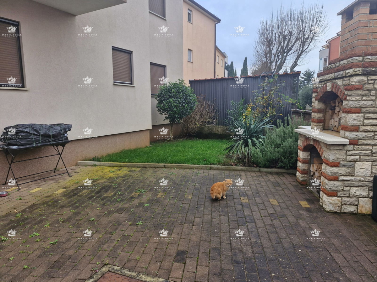 Stanovanje z 2 spalnicama v Štinjanu, 950 m od morja, vrt + kamin