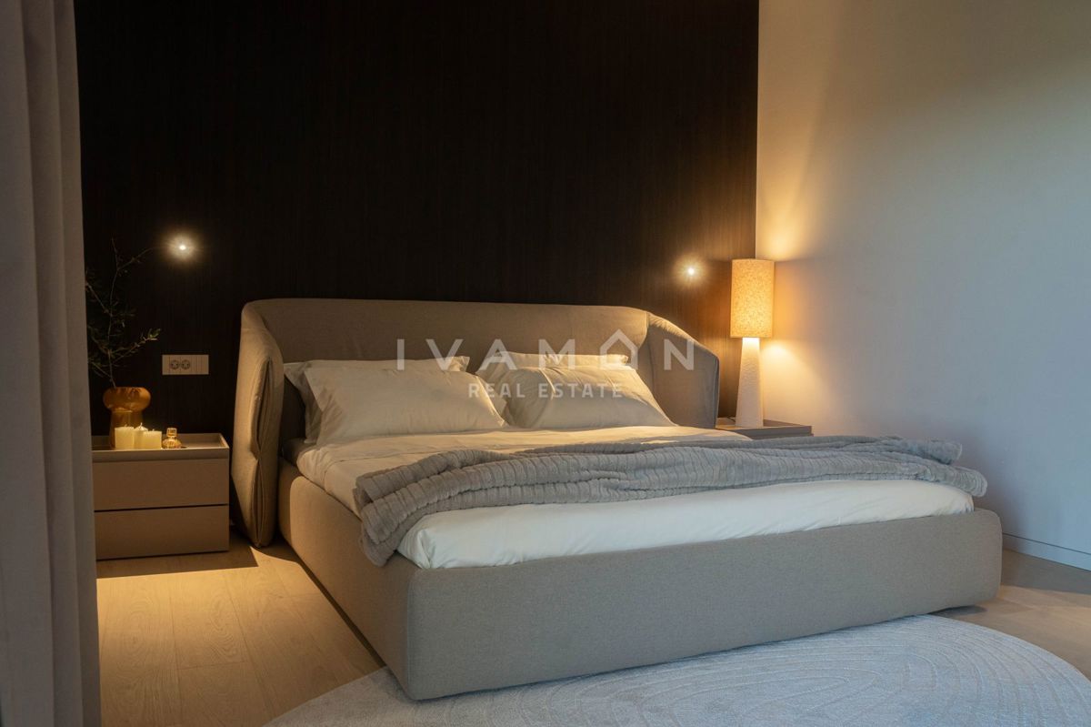 Oblikovalsko opremljena vila z bazenom, le 4 km od morja