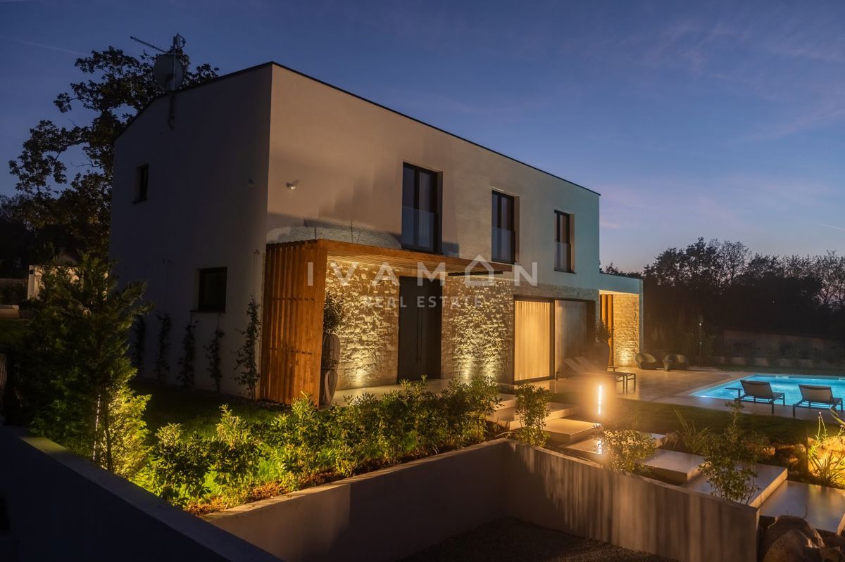 Oblikovalsko opremljena vila z bazenom, le 4 km od morja