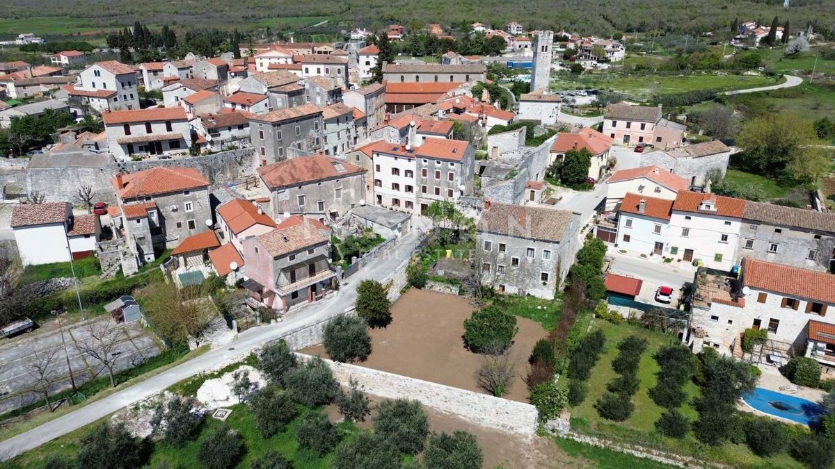 Kamnita Hiša z Velikim Dvoriščem za Prenovo