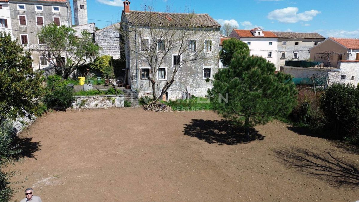 Kamnita Hiša z Velikim Dvoriščem za Prenovo