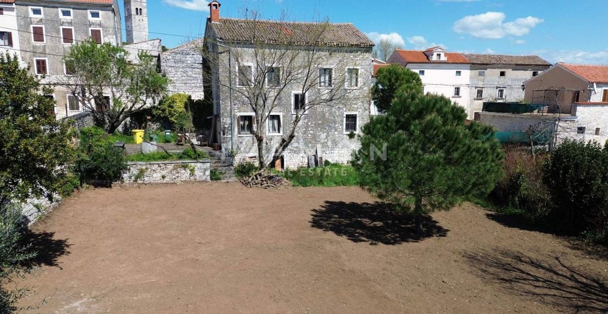 Kamnita Hiša z Velikim Dvoriščem za Prenovo