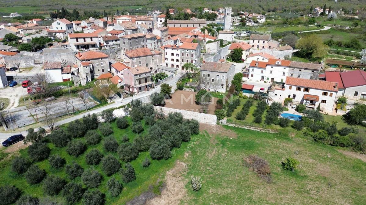 Kamnita Hiša z Velikim Dvoriščem za Prenovo