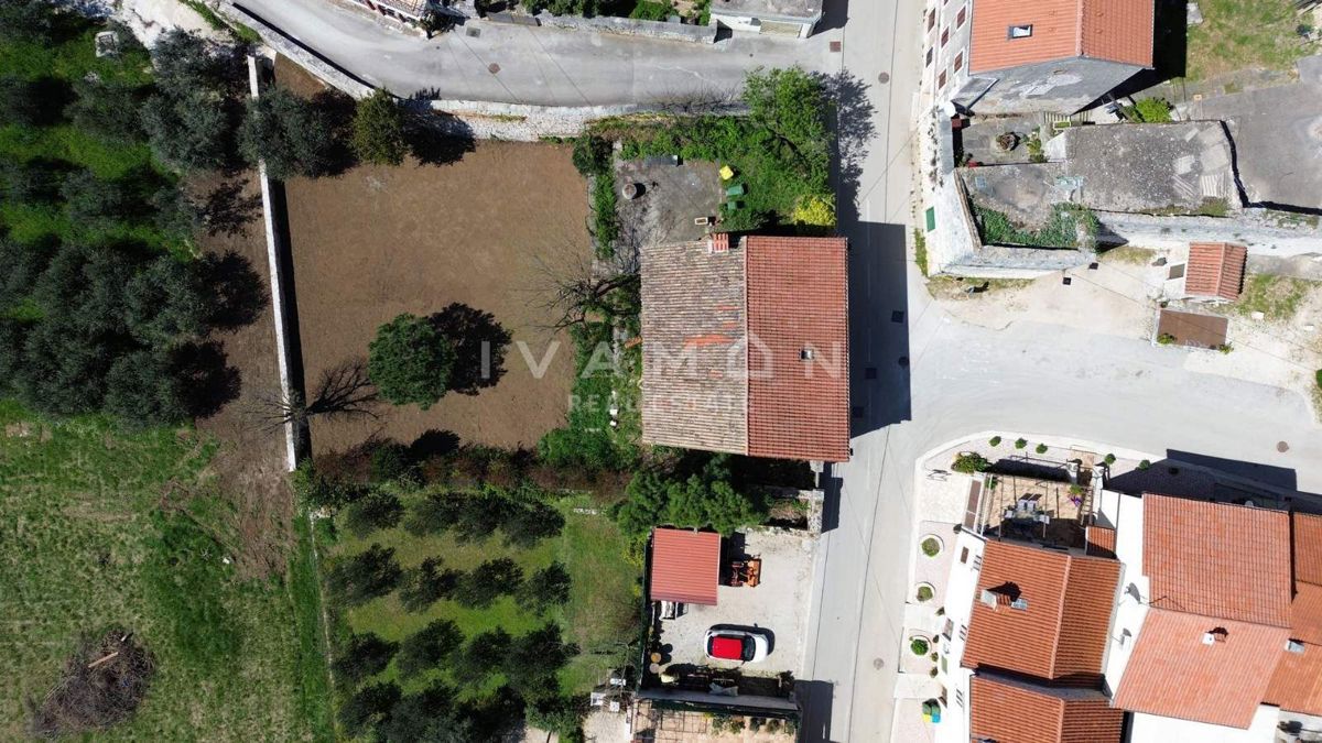 Kamnita Hiša z Velikim Dvoriščem za Prenovo
