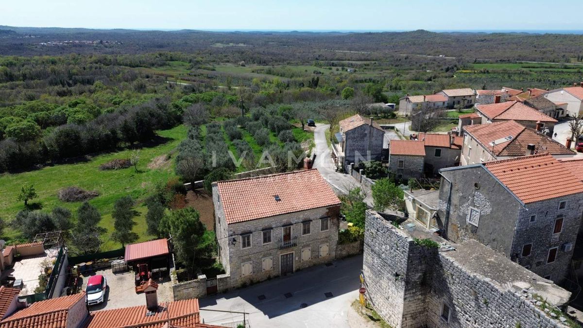Kamnita Hiša z Velikim Dvoriščem za Prenovo