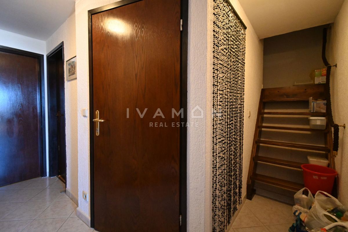 Vrsar: Dvosobno stanovanje z dnevno sobo in pogledom na morje