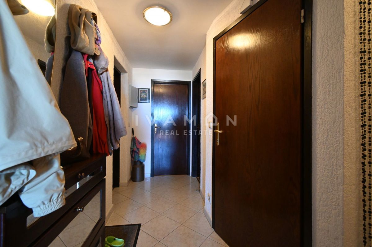 Vrsar: Dvosobno stanovanje z dnevno sobo in pogledom na morje