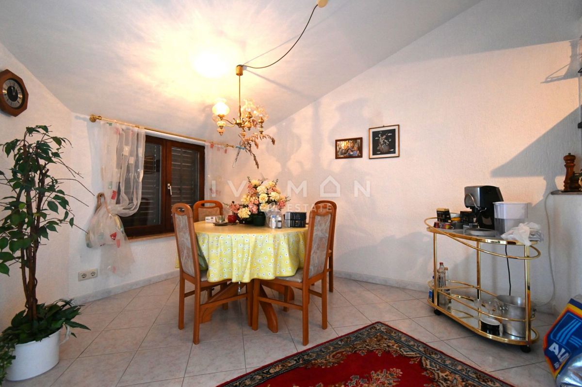 Vrsar: Dvosobno stanovanje z dnevno sobo in pogledom na morje