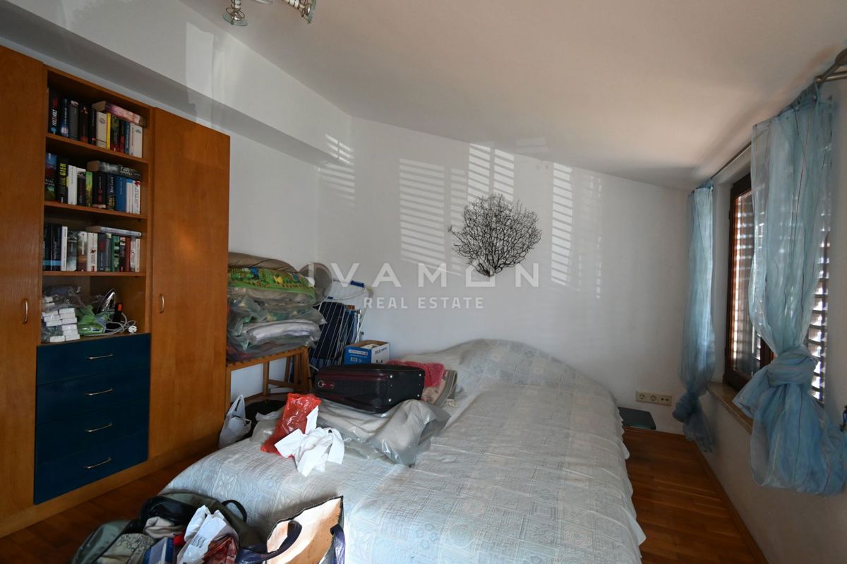 Vrsar: Dvosobno stanovanje z dnevno sobo in pogledom na morje