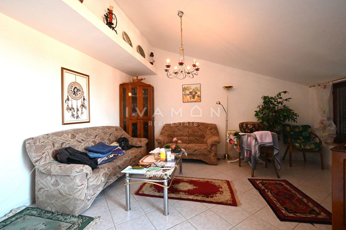 Vrsar: Dvosobno stanovanje z dnevno sobo in pogledom na morje