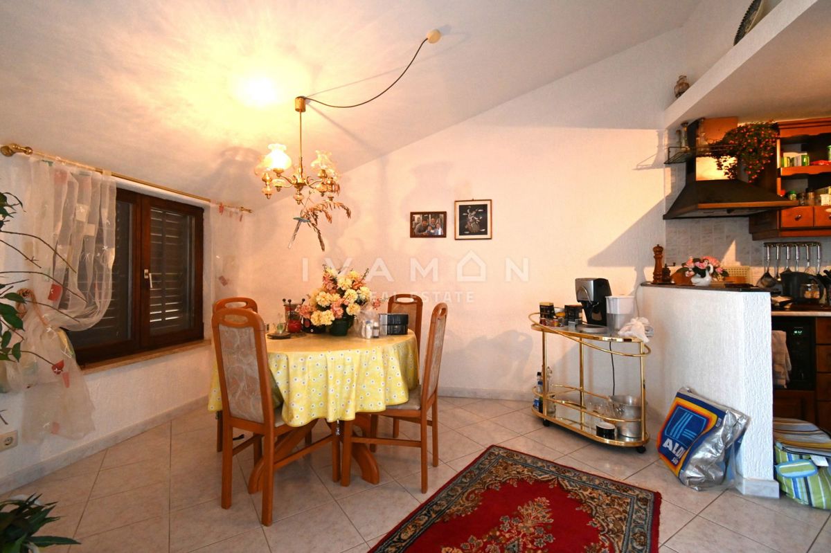 Vrsar: Dvosobno stanovanje z dnevno sobo in pogledom na morje