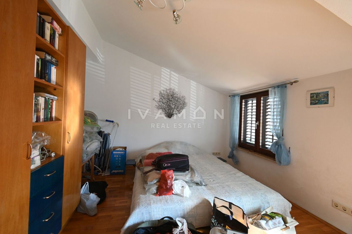 Vrsar: Dvosobno stanovanje z dnevno sobo in pogledom na morje