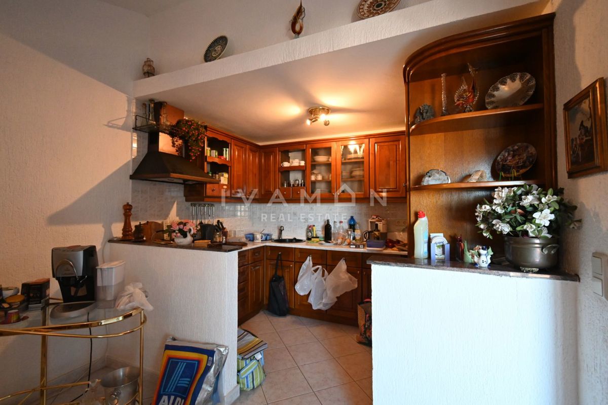 Vrsar: Dvosobno stanovanje z dnevno sobo in pogledom na morje