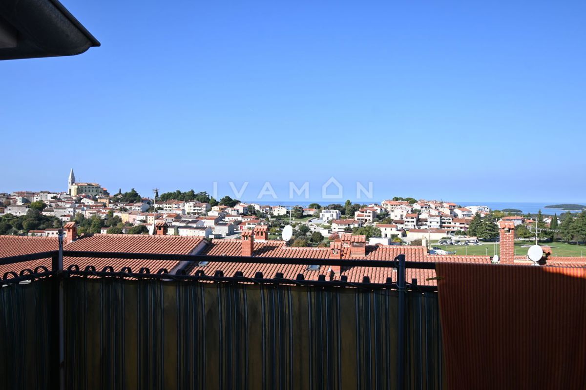 Vrsar: Dvosobno stanovanje z dnevno sobo in pogledom na morje