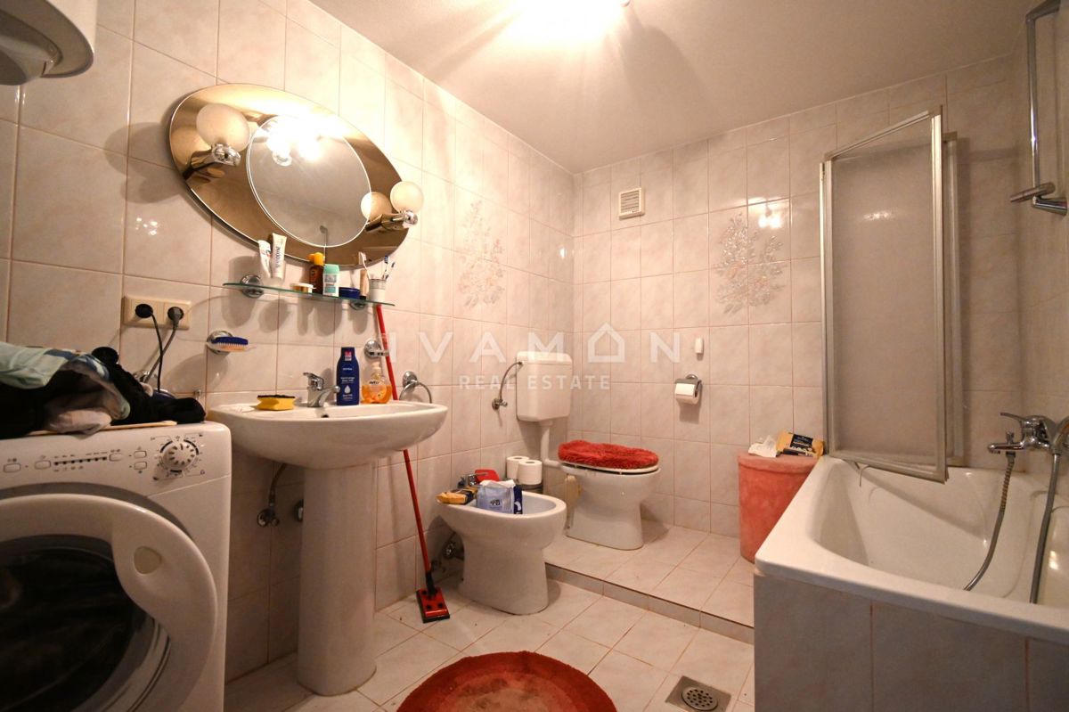 Vrsar: Dvosobno stanovanje z dnevno sobo in pogledom na morje