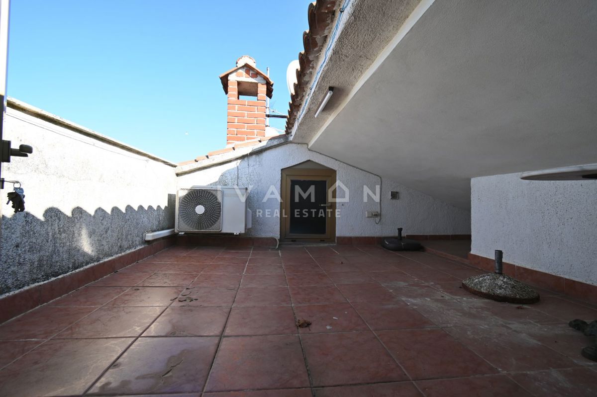 Vrsar: Dvosobno stanovanje z dnevno sobo in pogledom na morje