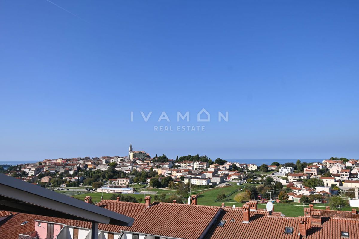 Vrsar: Dvosobno stanovanje z dnevno sobo in pogledom na morje