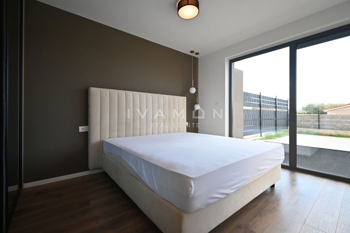 Sodobno trisobno stanovanje v pritličju z bazenom