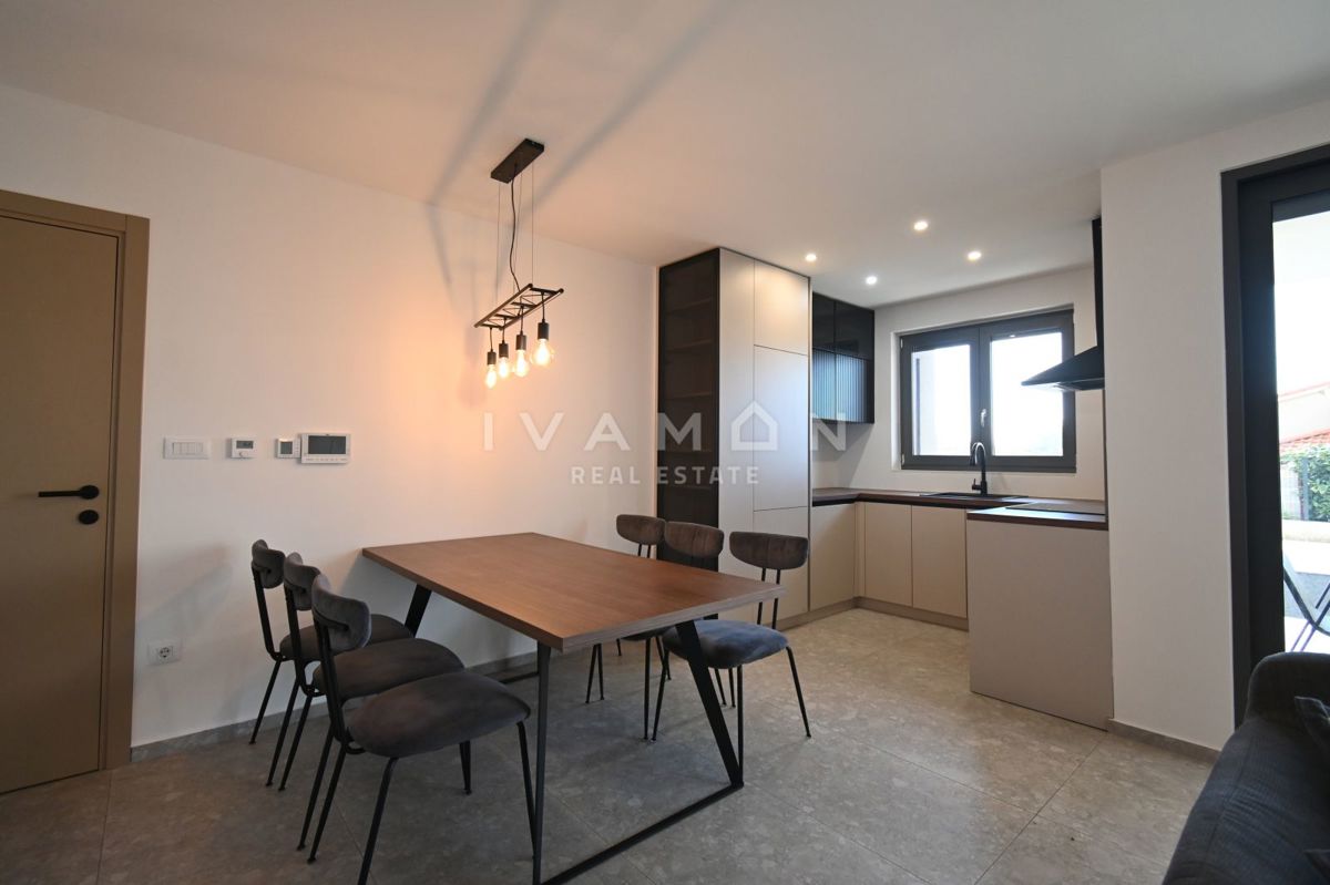 Sodobno trisobno stanovanje v pritličju z bazenom