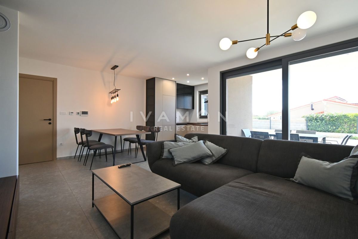 Sodobno trisobno stanovanje v pritličju z bazenom