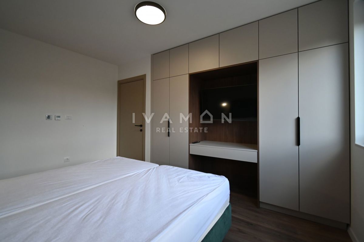 Sodobno trisobno stanovanje v pritličju z bazenom