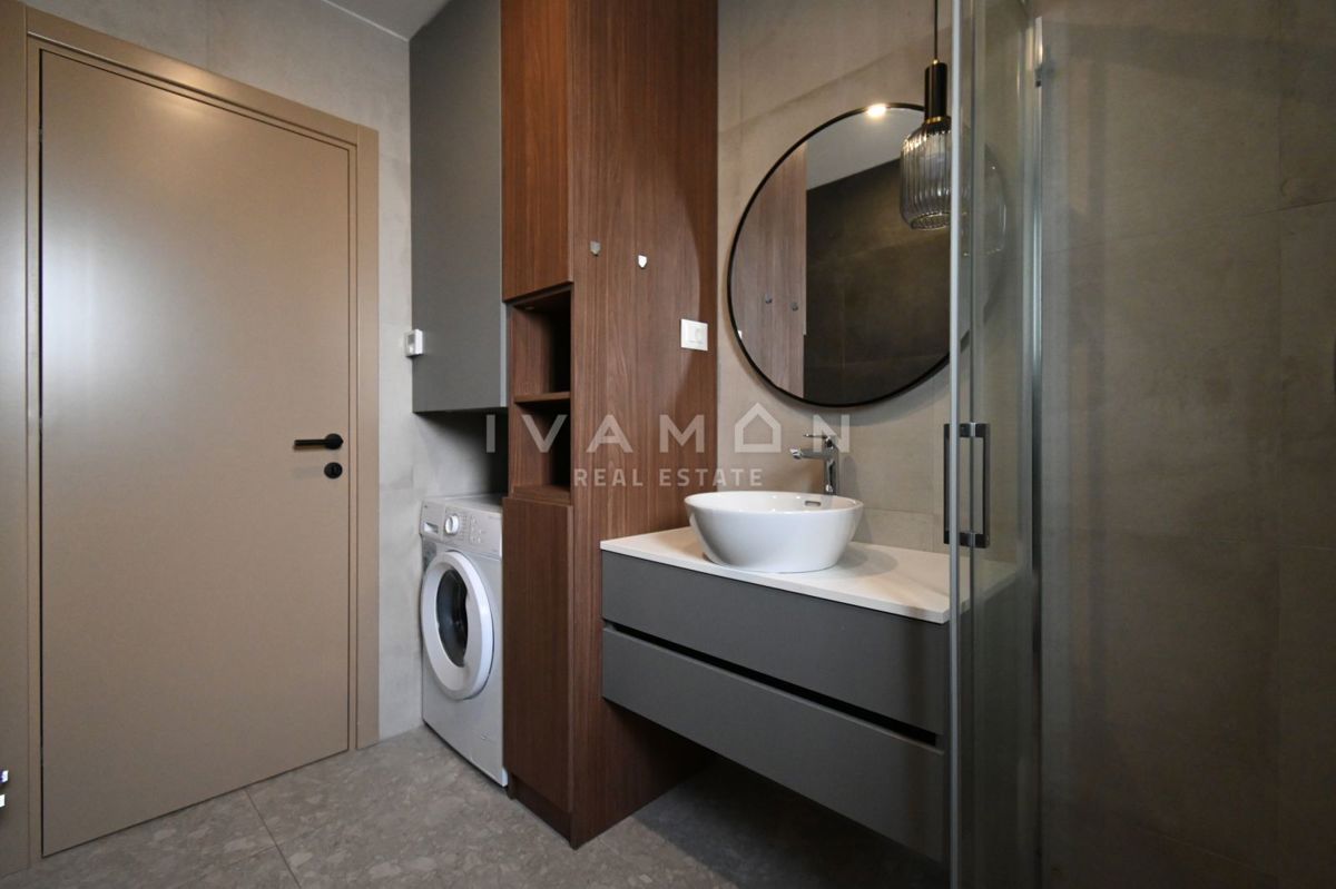 Sodobno trisobno stanovanje v pritličju z bazenom