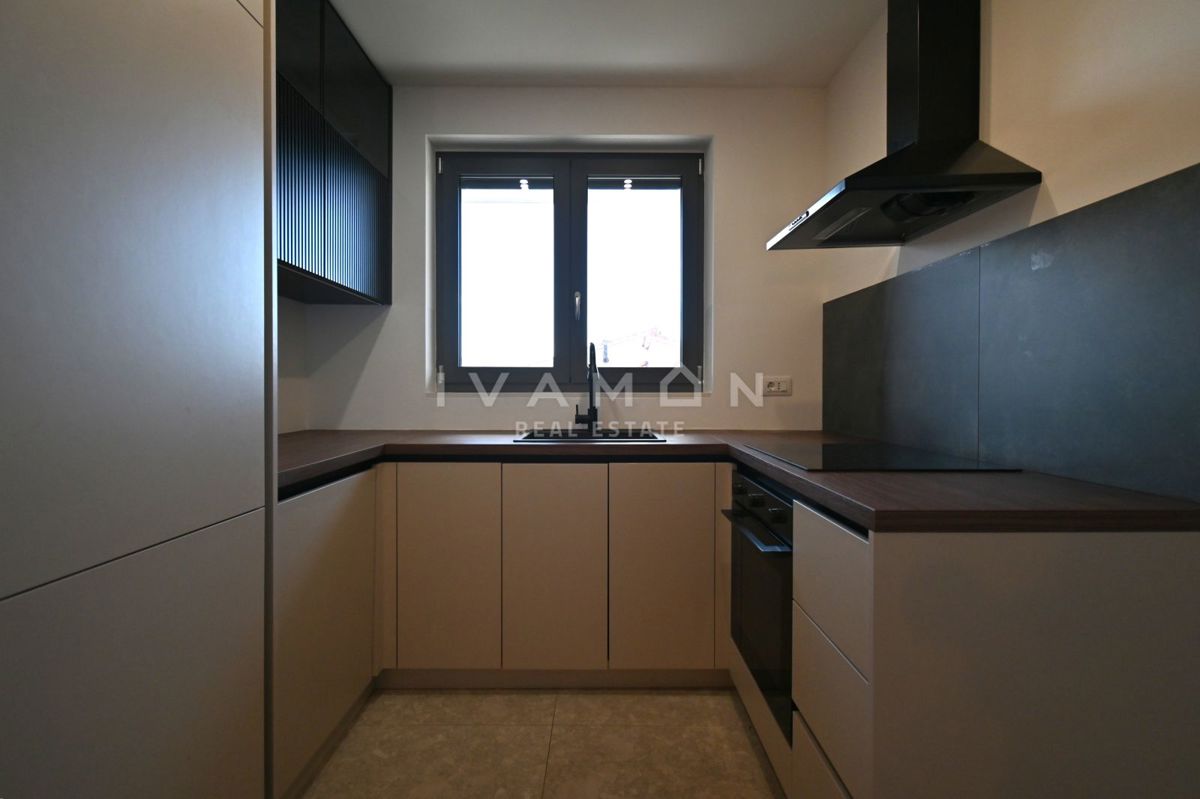 Sodobno trisobno stanovanje v pritličju z bazenom